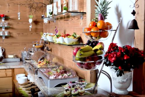 un buffet con frutas y verduras en una mesa en Lorenzer Schlafstubn en Sankt Lorenzen im Mürztal