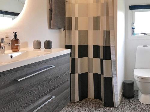 Et badeværelse på Three-Bedroom Holiday home in Blåvand 21