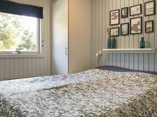 En eller flere senge i et værelse på Three-Bedroom Holiday home in Blåvand 21
