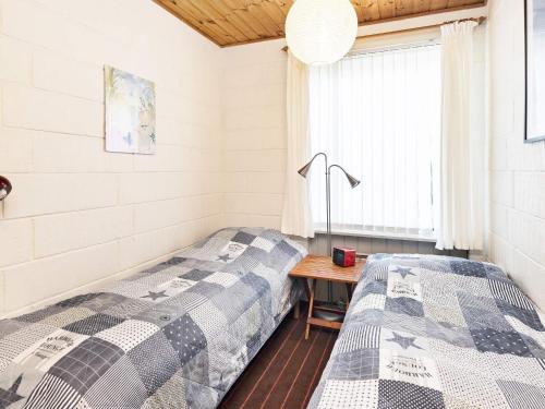 En eller flere senge i et værelse på Three-Bedroom Holiday home in Millinge 1