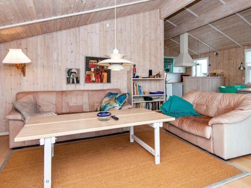 sala de estar con sofá y mesa en 6 person holiday home in Fan, en Fanø