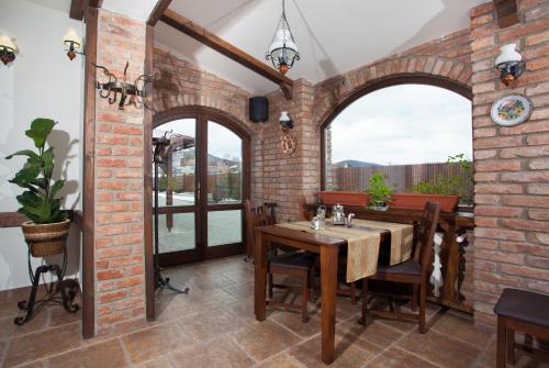 Billede fra billedgalleriet på Pensiunea Laci Csarda Ernei i Ernei