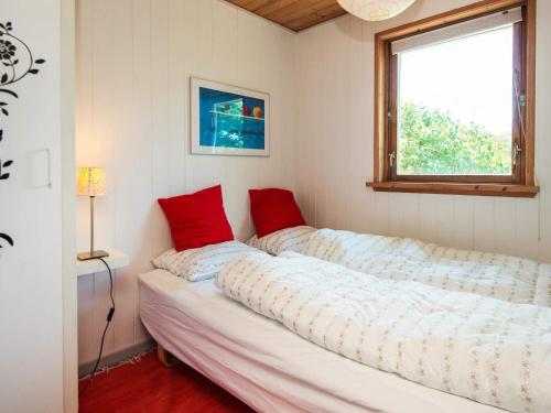 Gulta vai gultas numurā naktsmītnē Three-Bedroom Holiday home in Børkop 9