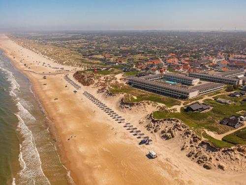 una vista aerea su una spiaggia con un resort di 4 person holiday home on a holiday park in Blokhus a Blokhus