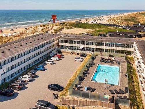 una vista aerea di un hotel con piscina e spiaggia di 4 person holiday home on a holiday park in Blokhus a Blokhus