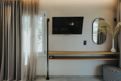 a living room with a tv and a window at Villa veranda in Plaka