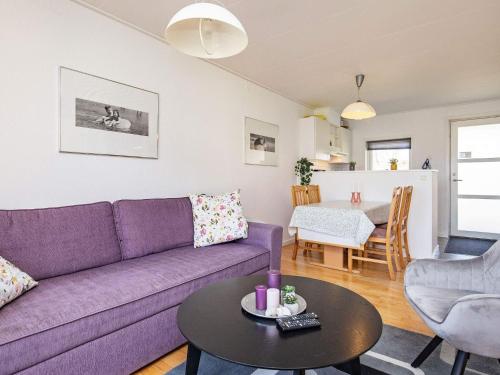 - un salon avec un canapé violet et une table dans l'établissement Apartment Hals II, à Hals
