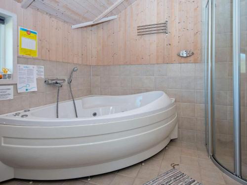 y baño con bañera y ducha. en 6 person holiday home in Hemmet, en Falen