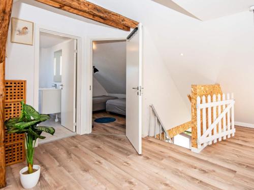 Holiday home Haderslev XLIV في هادرسليف: باب مفتوح لغرفة المعيشة مع درج