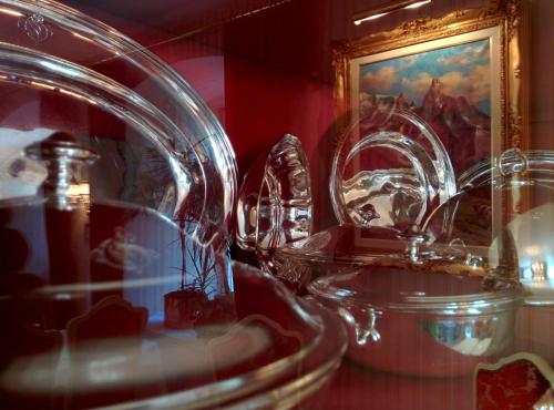 un montón de objetos de cristal en una habitación con una pintura en Hotel Croix d'Or et Poste - Historisches Hotel, en Münster