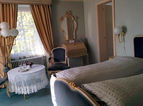Postel nebo postele na pokoji v ubytování Hotel Croix d'Or et Poste - Historisches Hotel