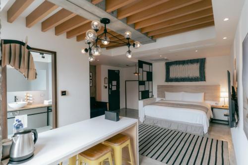 um quarto com uma cama king-size e uma casa de banho em Chill Roof Hotel em Taipei