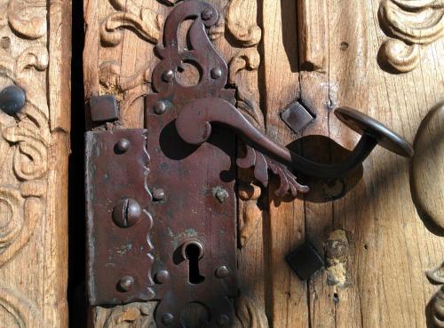 an old metal latch on a wooden door at Hotel Croix d'Or et Poste - Historisches Hotel in Münster