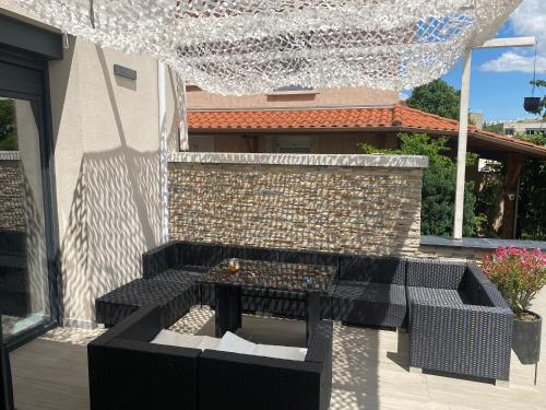 Afbeelding uit fotogalerij van Maison lyon 8 jardin parking studio indépendant sur demande in Bron