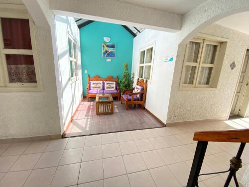 ein Flur eines Hauses mit blauen Wänden in der Unterkunft Hotel Dulce Luna in San Cristóbal de las Casas