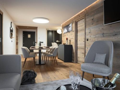 un salon avec une table et des chaises dans l'établissement 