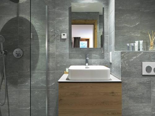 Koupelna v ubytování "Appartement 75m² Pieds des Pistes - Courchevel Village - 6/8 Pers, Proche Centre et Commerces" - FR-1-631-94