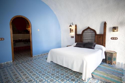 A bed or beds in a room at El Ventorro Hospederia Rural