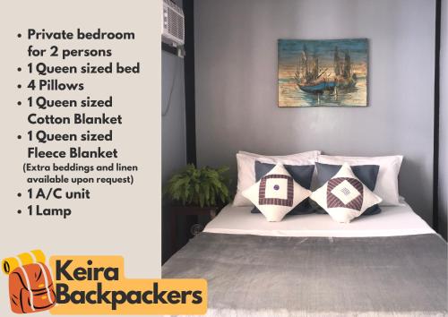 Cartel de un dormitorio con cama con almohadas en Keira Backpackers, en El Nido
