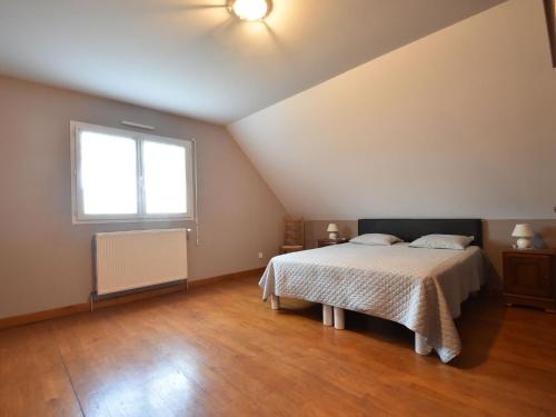 une chambre avec un lit et une grande fenêtre dans l'établissement Holiday Home in Normandy near the Sea, à Étretat