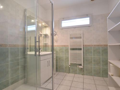 une salle de bain avec une douche en verre et un lavabo dans l'établissement Holiday Home in Normandy near the Sea, à Étretat