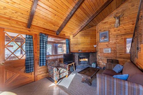 Cabaña de madera con sala de estar con chimenea en Forest Cabin 1 Hunters Blind en Payson