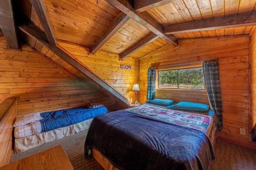 1 dormitorio con 2 camas en una cabaña de madera en Forest Cabin 1 Hunters Blind en Payson
