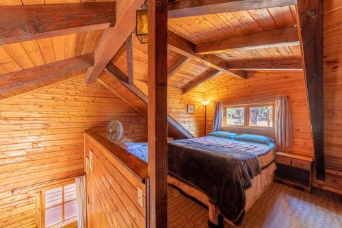 um quarto com uma cama num chalé de madeira em Forest Cabin 2 Birds Nest em Payson