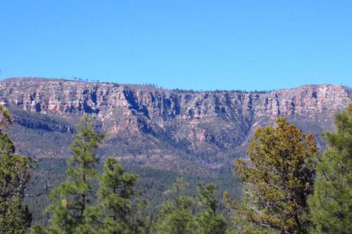 Pemandangan gunung umum atau pemandangan gunung yang diambil dari rumah percutian