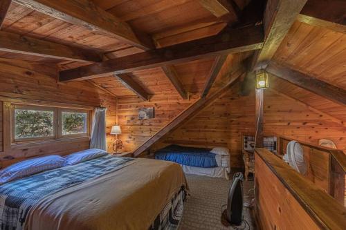a bedroom with a bed in a log cabin at Forest Cabin 4 Cowboys Dream in Payson