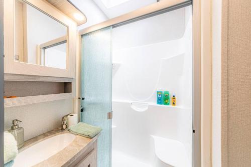 bagno con doccia e lavandino di Luxury Glamper Retreat 14 Forest Site a Payson
