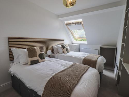 Кровать или кровати в номере The Lucy Suite Stone Cross Mansion