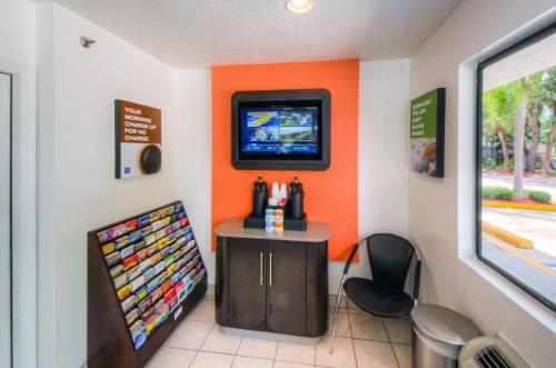 Televisyen dan/atau pusat hiburan di Motel 6-Bradenton, FL