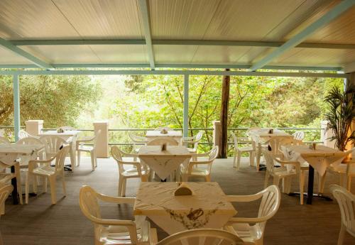 Un restaurante o sitio para comer en Luca Mare