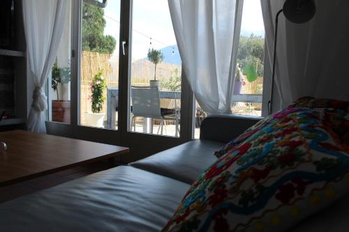 Posezení v ubytování Appartamento con terrazza a due minuti dal lago