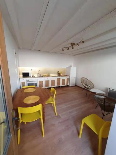 une pièce avec une table et des chaises et une cuisine dans l'établissement LA MAISON DU LAC, à Doussard