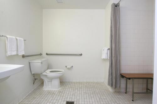 Koupelna v ubytování Motel 6-Colchester, VT - Burlington