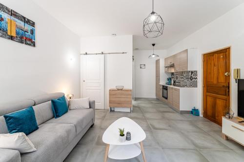 un salon avec un canapé et une table dans l'établissement Cœur du Mourillon - Entre plage et marché, à Toulon