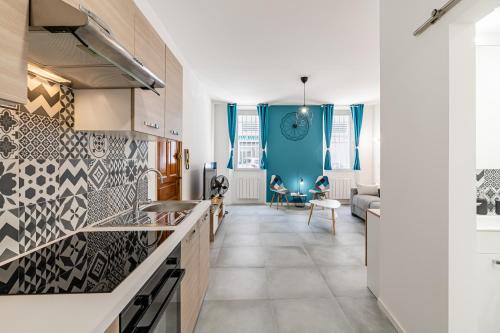 une cuisine avec un comptoir et un salon dans l'établissement Cœur du Mourillon - Entre plage et marché, à Toulon