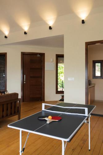 Stolní tenis v ubytování SaffronStays Yahvi Waters by Kosha Villas, Pawna - pool villa with stunning lake view nebo okolí