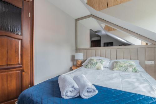 Ένα ή περισσότερα κρεβάτια σε δωμάτιο στο Apartamenty Gajówka- rowery, plac zabaw, sauna, jacuzzi