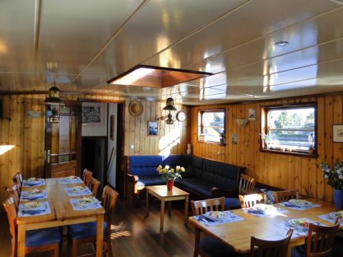 een restaurant met tafels en stoelen en een bank bij Hotelschip 'Ali-B2' in Alphen aan den Rijn