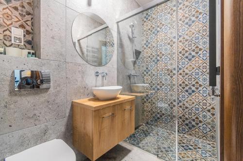 Ένα μπάνιο στο Apartamenty Gajówka- rowery, plac zabaw, sauna, jacuzzi