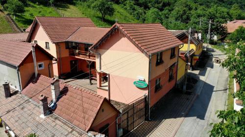 an overhead view of a group of houses at Marginimea Sibiului - Pensiunea Darian & David in Orlat