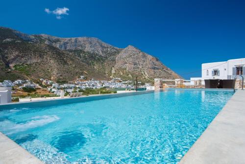 une piscine avec une montagne en arrière-plan dans l'établissement Villa Frazeska, à Kamarai