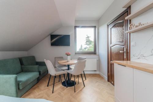 Μια τηλεόραση ή/και κέντρο ψυχαγωγίας στο Apartamenty Gajówka- rowery, plac zabaw, sauna, jacuzzi