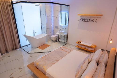 Cama o camas de una habitación en Siro Kerma Private Beach Villa