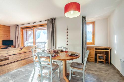 une salle à manger avec une table et des chaises en bois dans l'établissement Bouton d'Or 1, à Morzine
