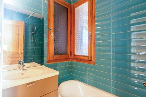 une salle de bain avec toilettes, lavabo et fenêtre dans l'établissement Bouton d'Or 1, à Morzine