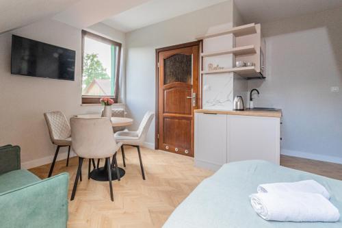 Η κουζίνα ή μικρή κουζίνα στο Apartamenty Gajówka- rowery, plac zabaw, sauna, jacuzzi